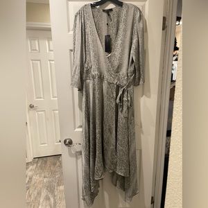 Bcbg size large snake tie dress with undershirt
